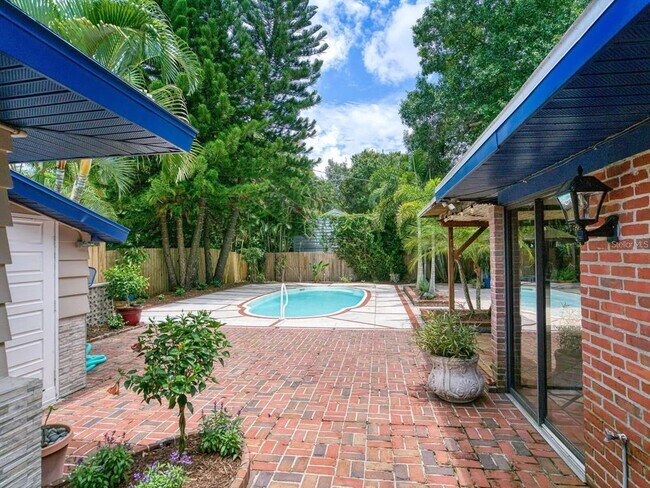 Building Photo - 1127 S Osprey Ave