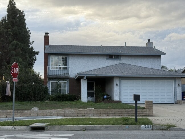 Building Photo - Beautiful Ontario Corner-Lot POOL Home – N...