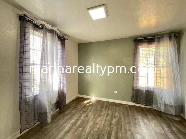 Building Photo - Welcome home to this 1 Bedroom 1 bath cozy...