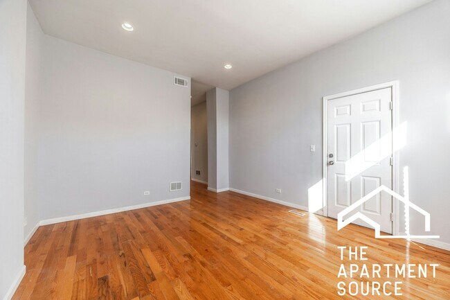 Building Photo - 2416 N Maplewood Ave