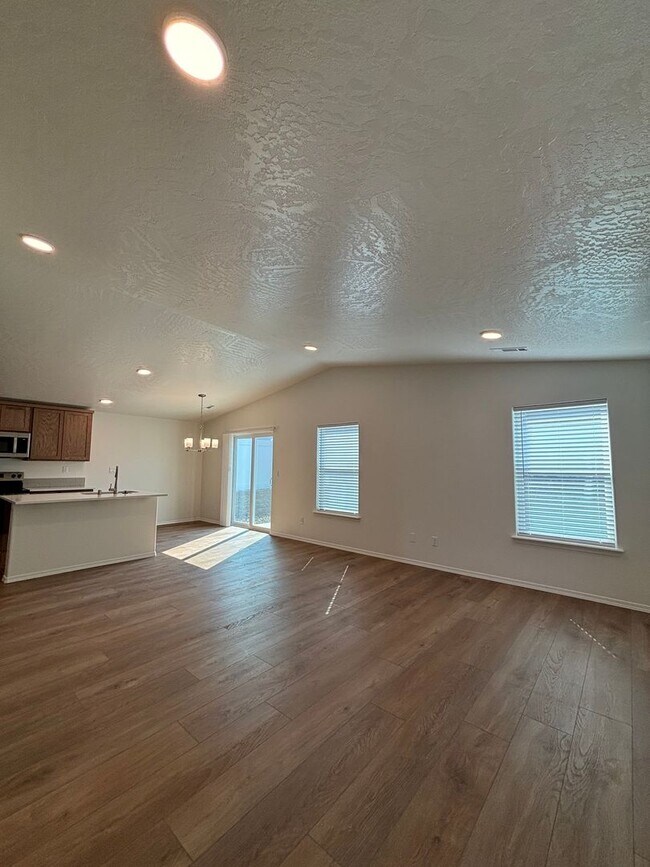 Building Photo - 3 bedroom/2.5 bathroom ready for move in
