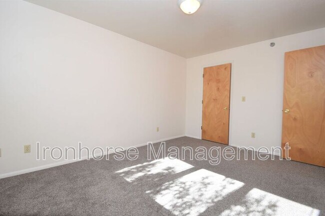 Building Photo - 813 W Villard St