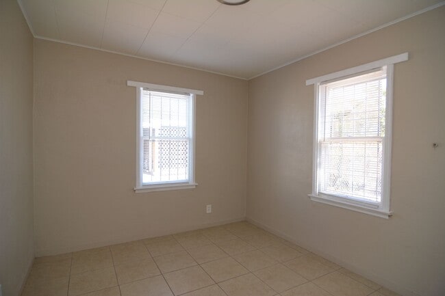 Building Photo - Charming 2 Bedroom 1 Bath Home! Close to the UofA!