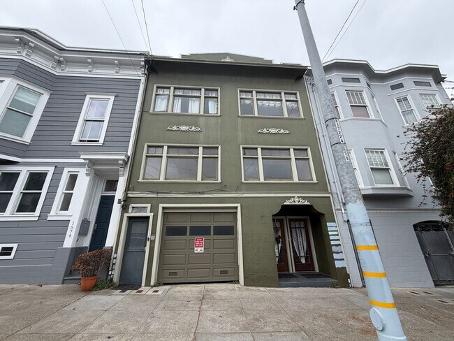 Building Photo - 1572 Church St