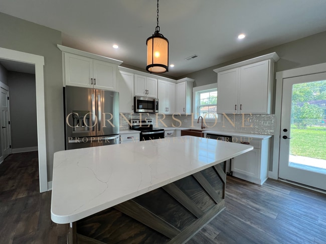 Building Photo - Beautiful 3 bedroom house! $2,250