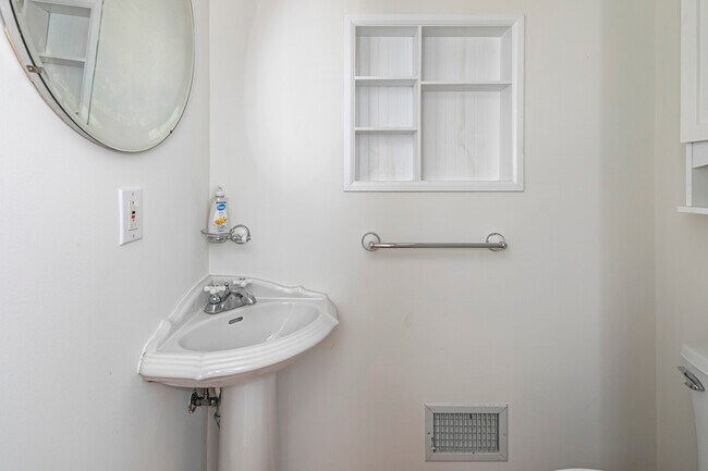 Building Photo - 35 Maple St