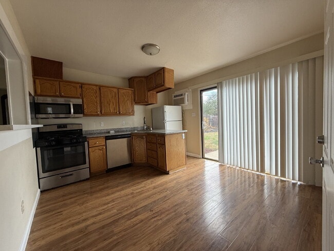 Building Photo - Move-in Ready 2 bed 1 bath home in Sacramento