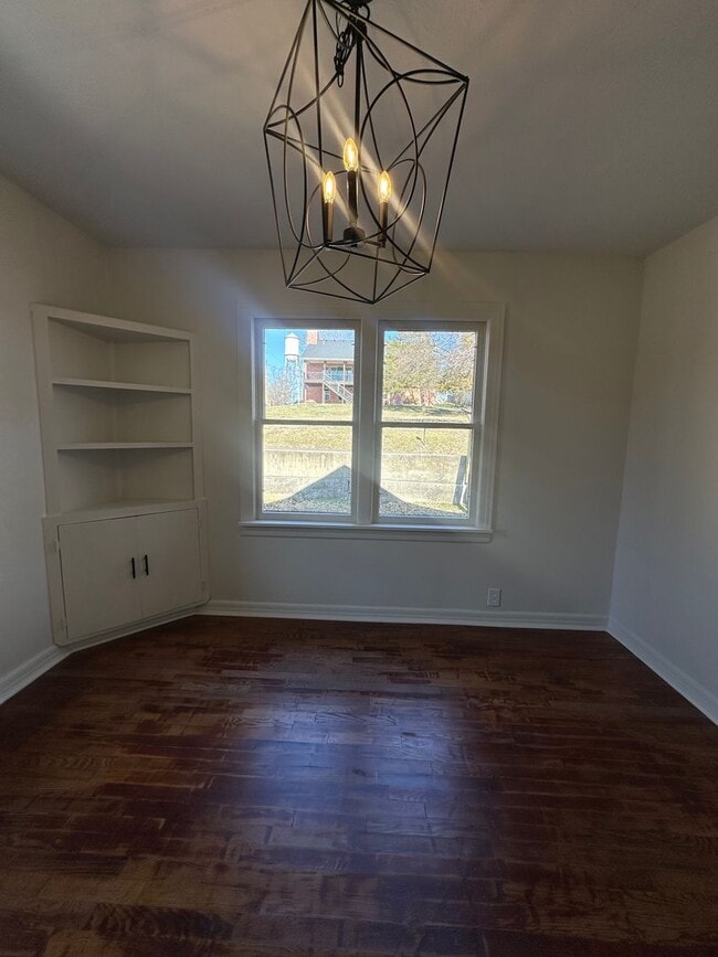 Building Photo - Move-In Ready 2-Bedroom Home Fully Updated With Spacious Yard