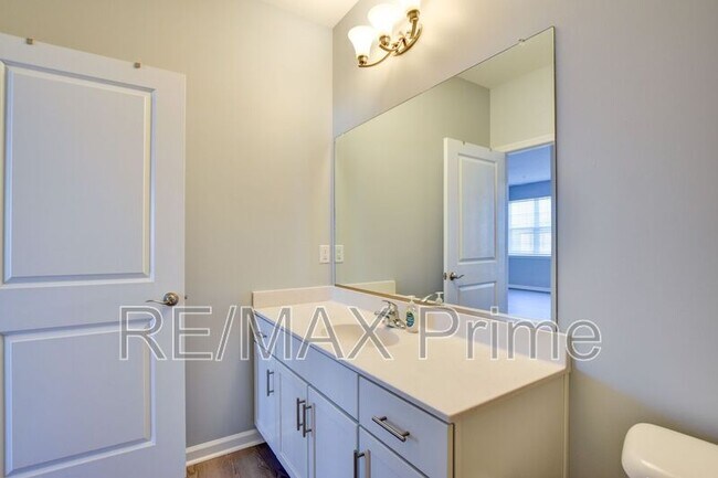 Building Photo - 1720 Vankar Dr