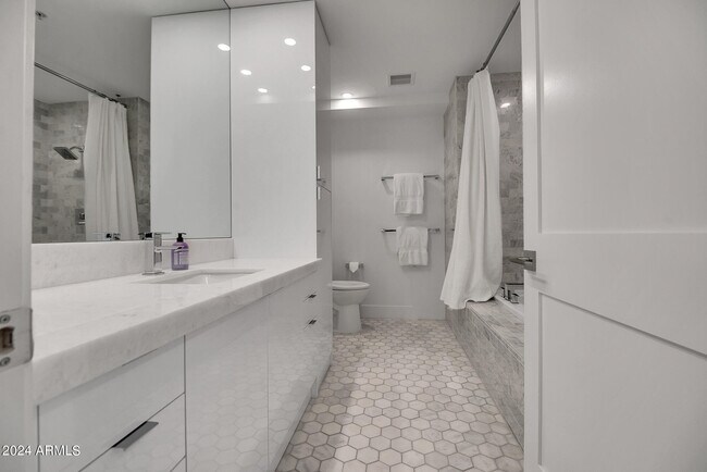 Building Photo - 7117 E Rancho Vista Dr