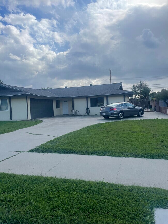 Building Photo - 1044 E Michelle St