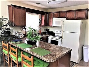 Building Photo - Golf Colony Unit 2B Avail: Through June 3...