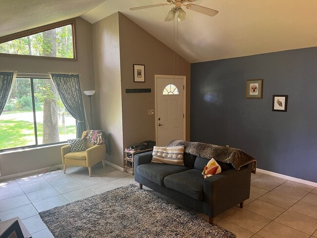Building Photo - Super cute 3 bedroom 2 bath in NW Miram Manor