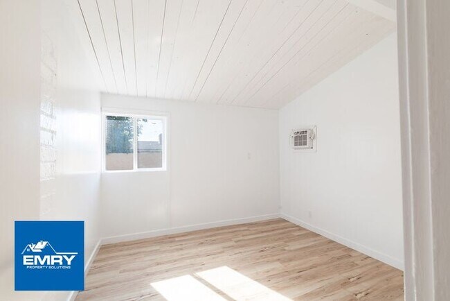 Building Photo - GREAT LOCATION 4 BEDROOM 2 BATH HOME IN WH...