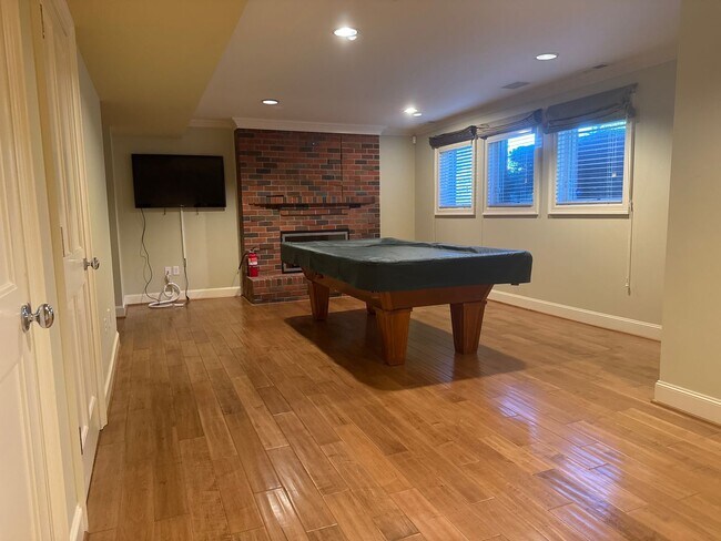 Building Photo - Exceptional 3 bed, 3 bath in Houghton Kirk...