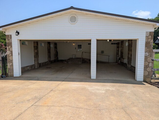 Building Photo - Country Living!!!   Farm Life!!