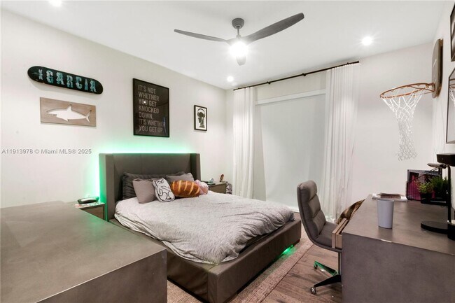 Building Photo - 3554 W Glencoe St