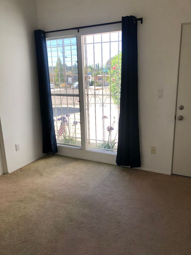 Building Photo - Spacious Single Story 4 bed 2 bath home in Serra Mesa w/2 car garage