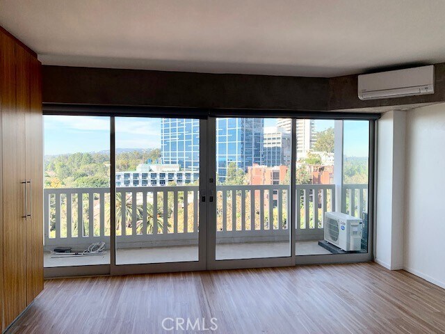 Building Photo - 999 N Doheny Dr
