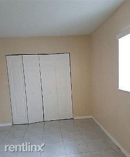Building Photo - 3 br, 2 bath Townhome - 7640 SW 10th St B