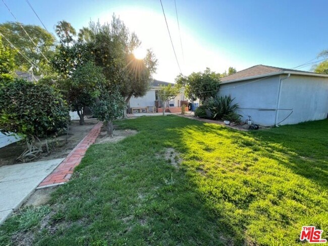 Building Photo - 5346 Rhea Ave