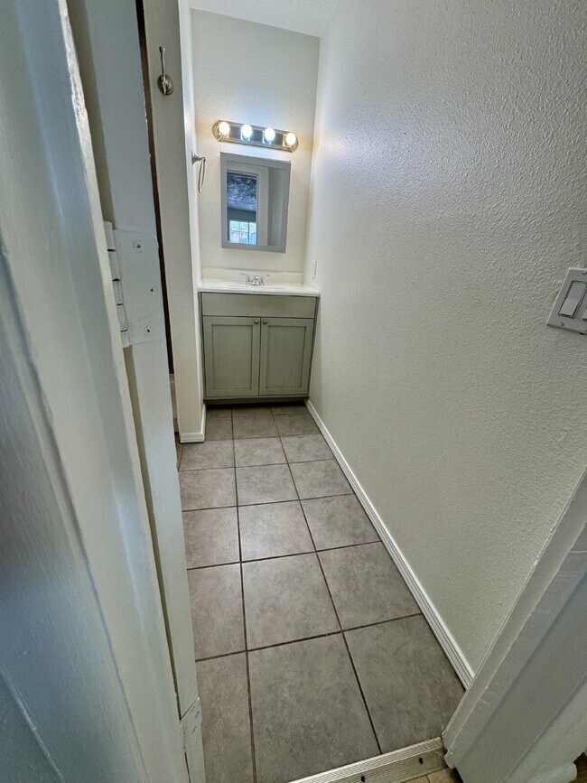 Building Photo - Location, Location, Location! Convenient t...