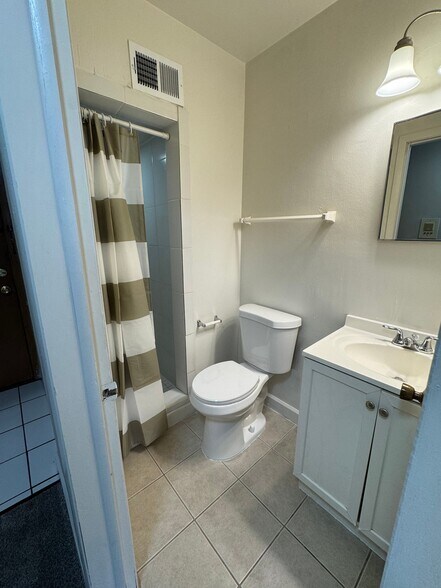 Building Photo - 2260 N Summit Ave