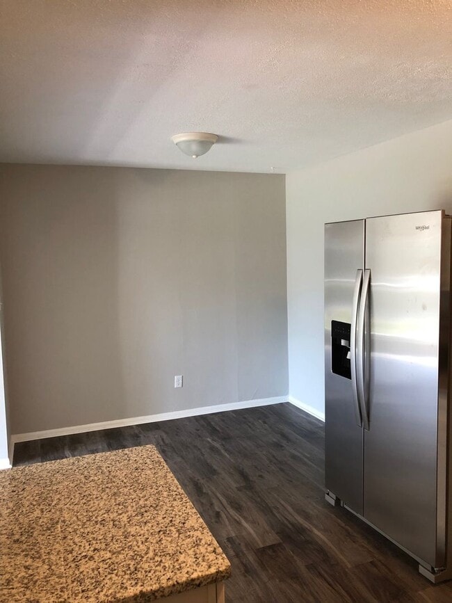 Building Photo - 3331 N Valleyview Dr