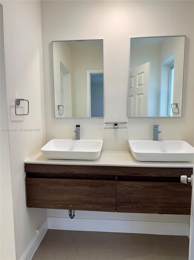 Building Photo - 16453 NE 33rd Ave