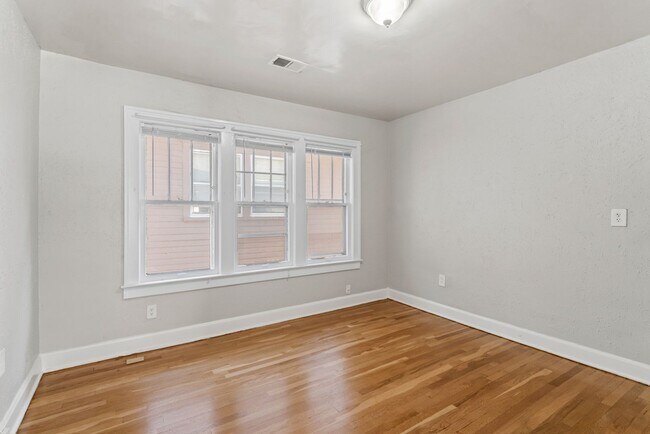Building Photo - Charming 2-Bedroom Apartment Near UMKC – Hardwood Floors & Pet-Friendly Living in Kansas City $13...