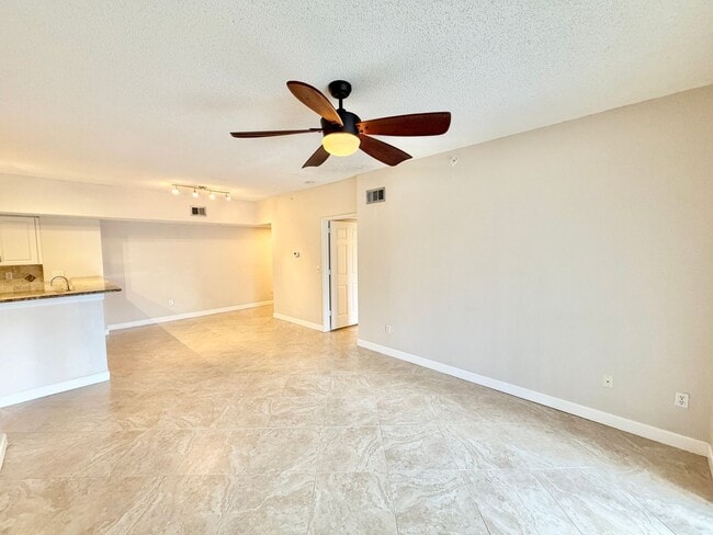Building Photo - ** NAPOLI ** 2 BED / 1 BATH - CONDO - GREA...