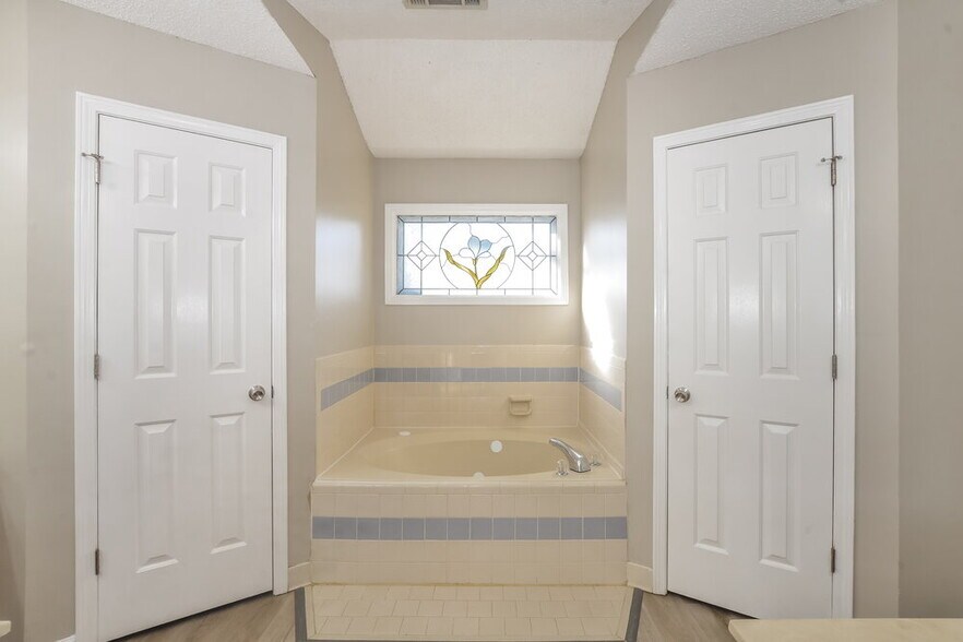 Building Photo - 951 Cully Rd