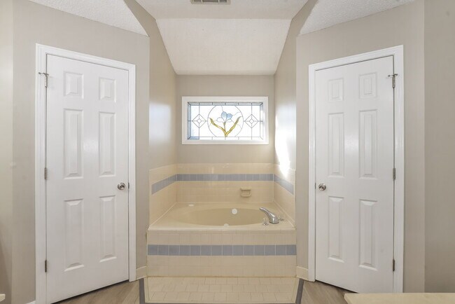 Building Photo - 951 Cully Rd