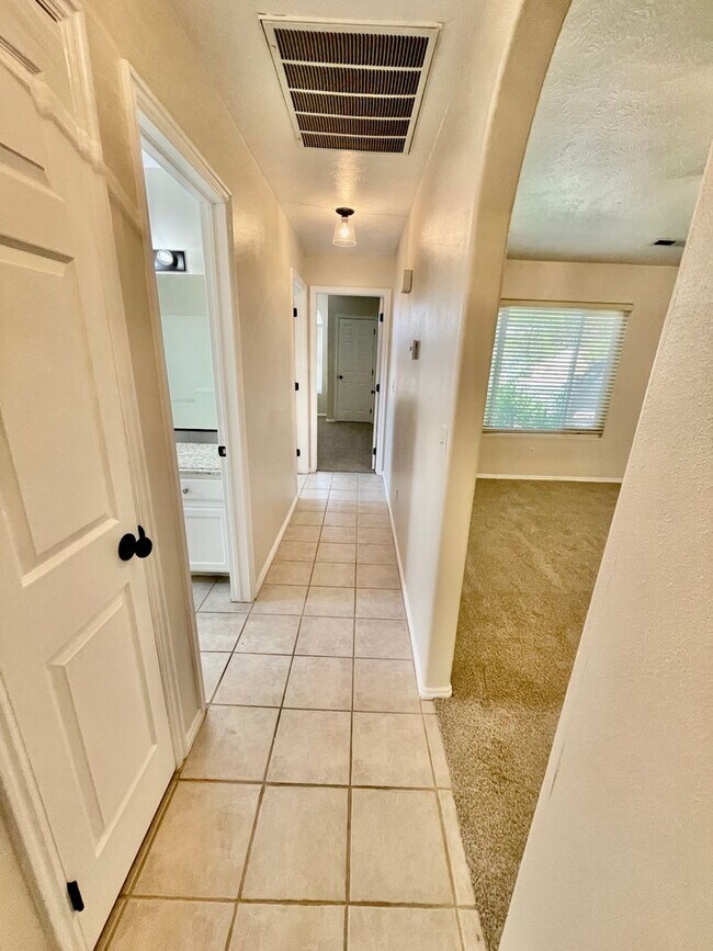 Building Photo - Adorable 3-BR Home in Red Cliffs Area