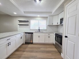 Building Photo - 1302 La Salle Dr