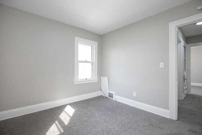 Building Photo - 4 BED, 1 BATH BEAUTIFUL SINGLE-FAMILY HOME IN CLEVELAND!