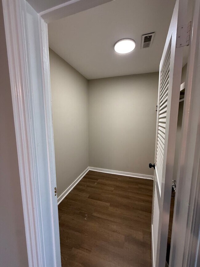 Building Photo - 287 E Eastland St