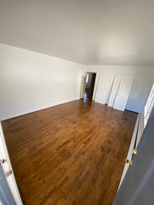 Living room - 14421 Kingsdale Ave