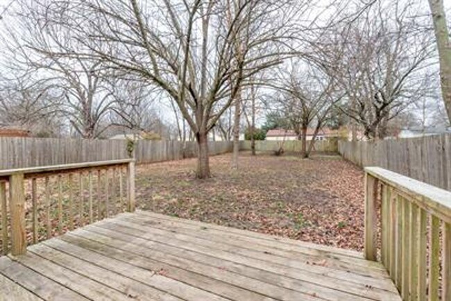 Building Photo - Great Springfield Location! 2 Bed / 1 Bath