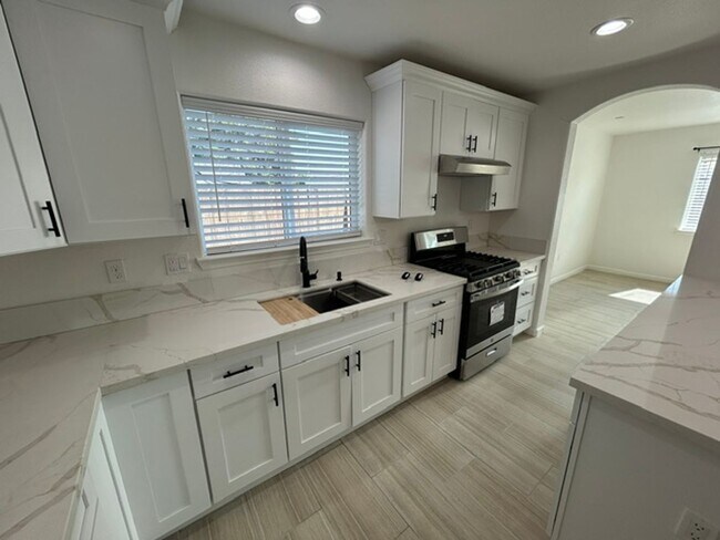 Building Photo - 820 N Cypress St