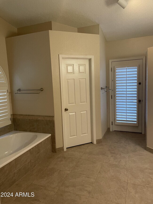 Building Photo - 3630 E Goldfinch Gate Ln