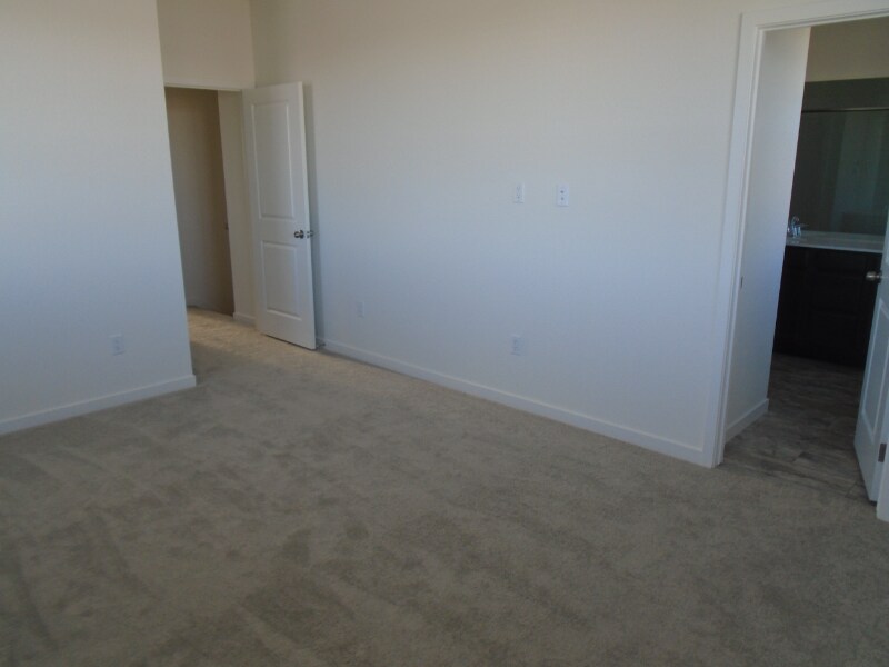 Building Photo - 5395 Euclid Dr