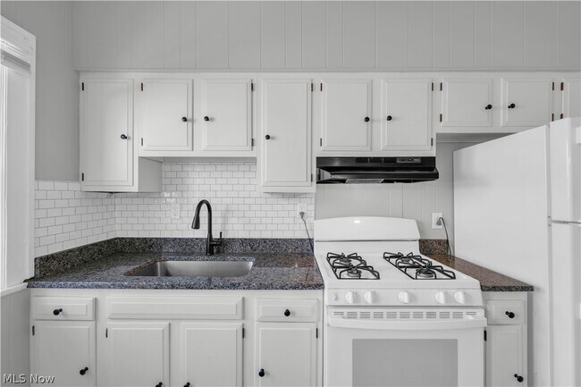 Building Photo - 1353 Phelps Ave