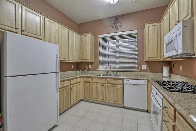 Building Photo - 18 Flora Ln