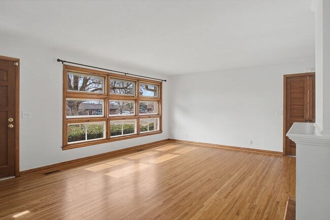 Building Photo - Mid Century Modern in Donelson with 4 bed 2bath, pet friendly, 2 car garage, and potential music ...