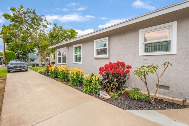 Building Photo - 4/Bed, 4/Bath Home with Parking, Washer/ Dryer and Spa, Close to Chapman University/ Orange Circle