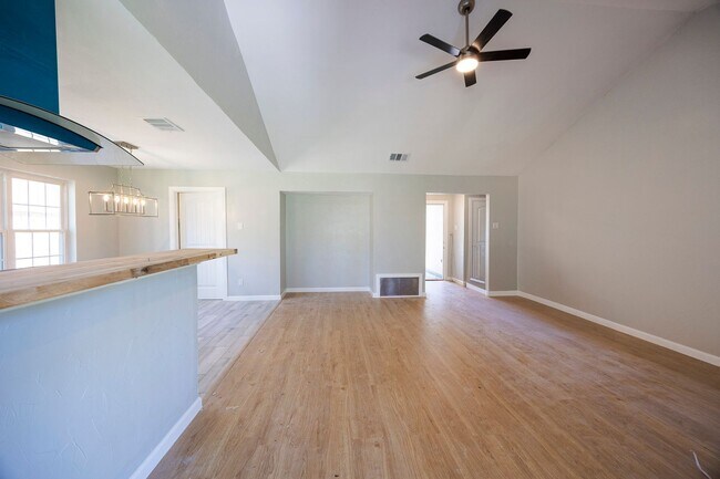 Building Photo - Beautifully remodeled single story home --3 bedrooms, 2 Full baths, and large Covered Patio with ...