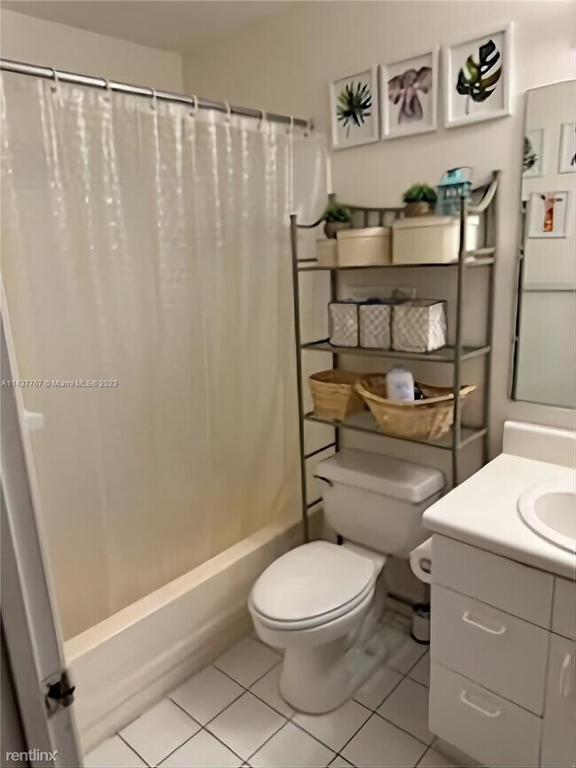 Building Photo - 2 br, 2.5 bath Townhome - 1050 Sorrento Dr...