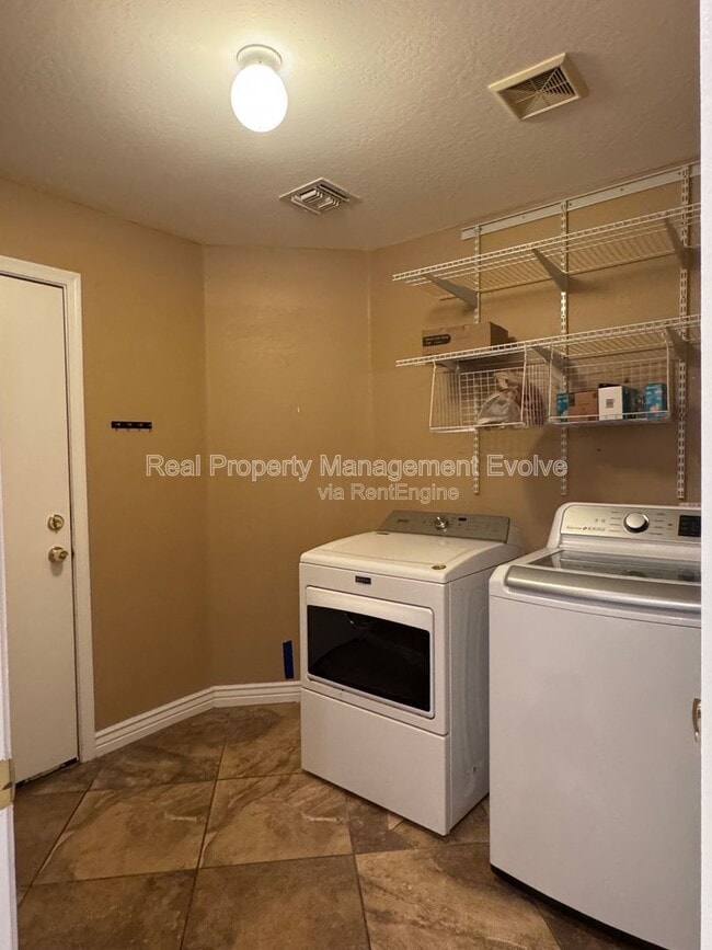 Building Photo - 10426 E Dolphin Ave