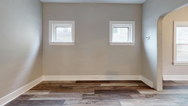 Building Photo - Edgewater Neighborhood - 3 bedroom - 2 Bat...